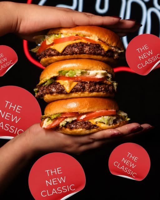 Tres hamburguesas apiladas